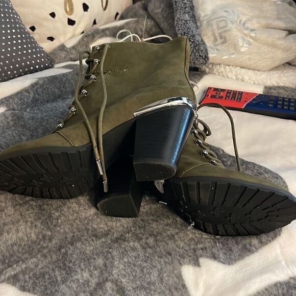 Aimee Kestenberg Danielle suede olive green & silver Lace-up Boots w/lug sole 7 - Picture 8 of 11
